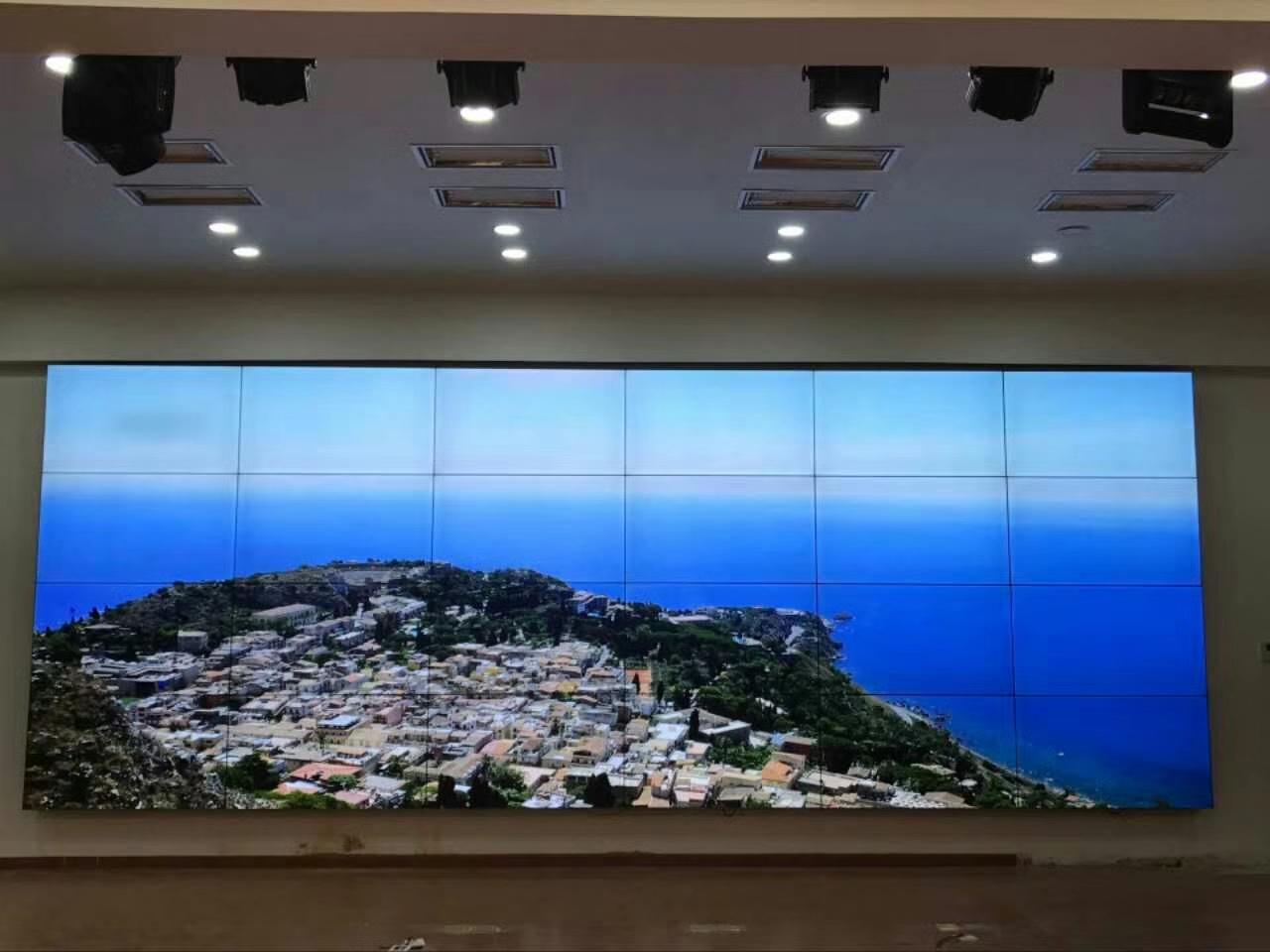 当你遇到需要移动液晶拼接屏幕时，你必须移动来做到这一点